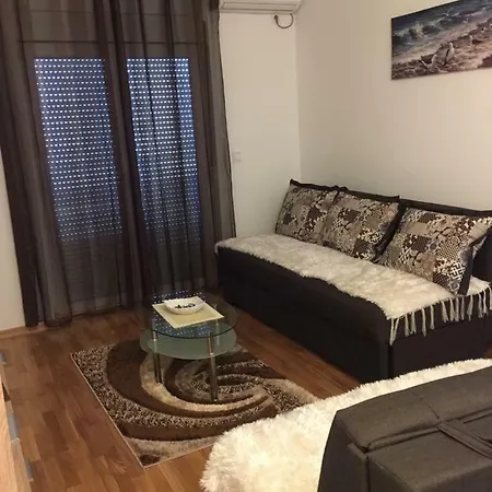 Modern And Cozy Near Train/bus Station 포드고리차